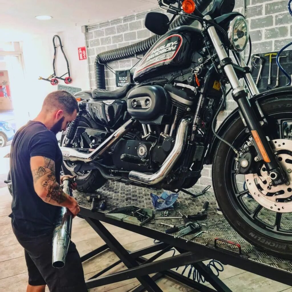Instalación de escapes moto